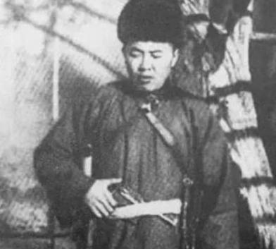 1932年，东北土匪老北风投靠了日军后，大摆宴席宴请日军高官。酒过三巡，伪东