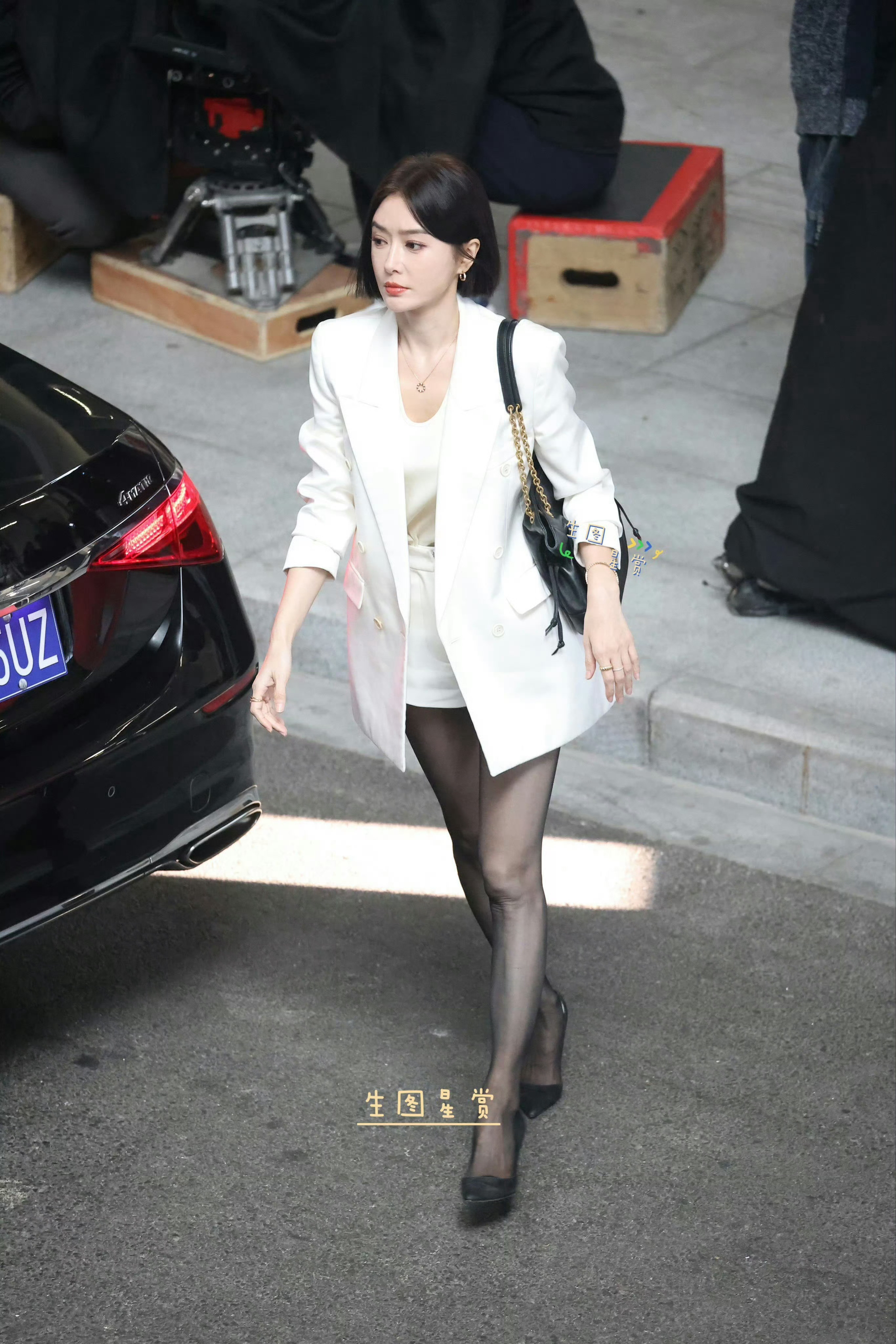 秦岚x新剧《闪耀如她2》路透生图·黑丝制服太诱人了白鹿模仿秦岚说话