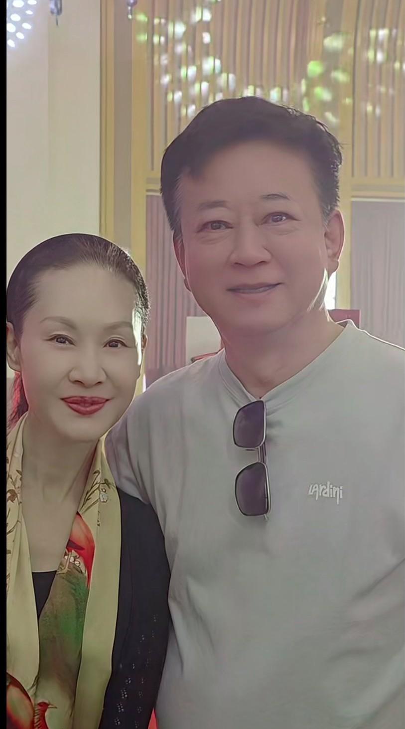 当年的漂亮姑娘和小伙子，变成现在的两个老人相偎相依留不住的岁月，曾经美好的时光