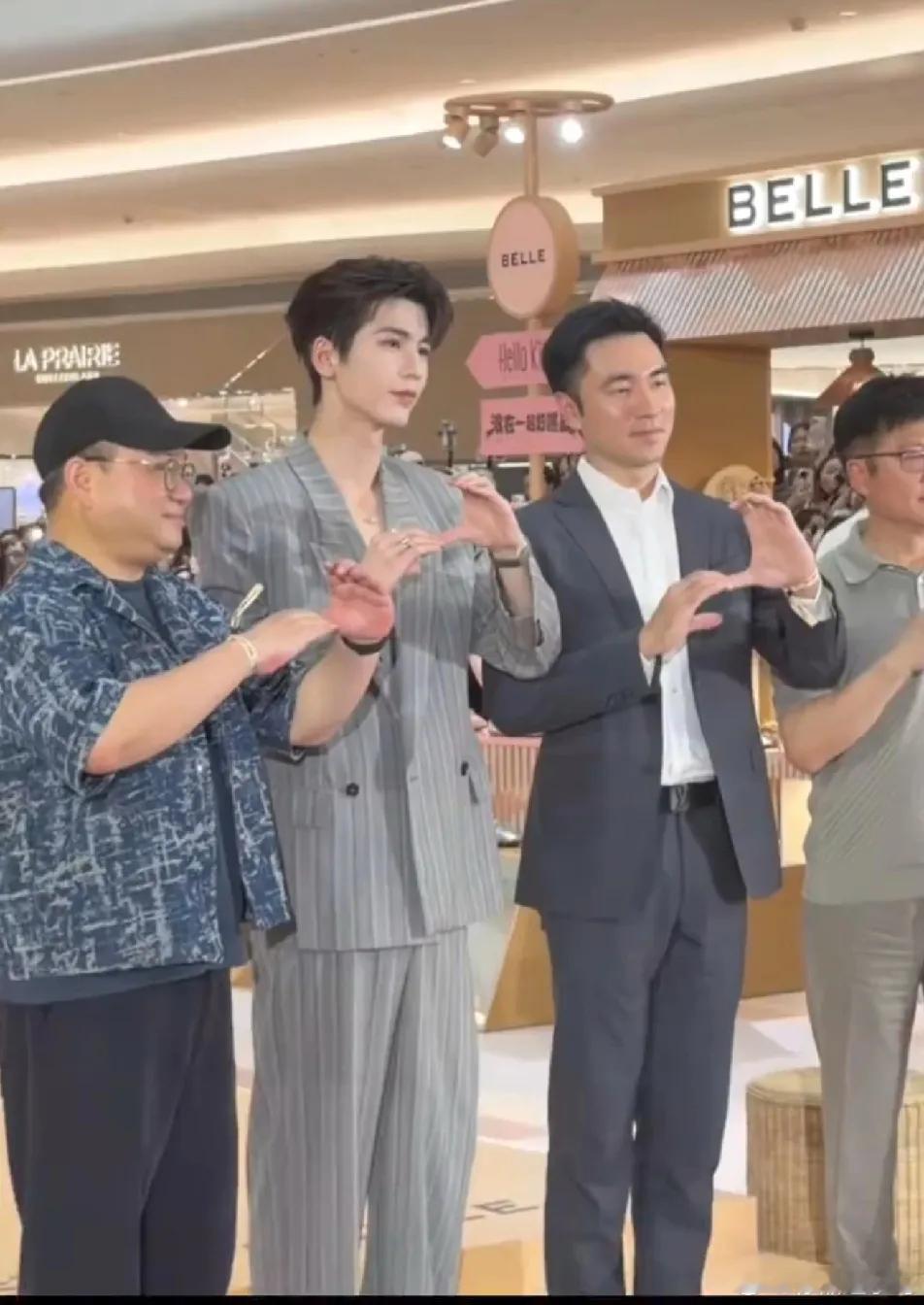 张凌赫身旁这位总裁气质出众，颜值气场完全不输。利落短发搭配小麦色肌肤，身形匀称挺