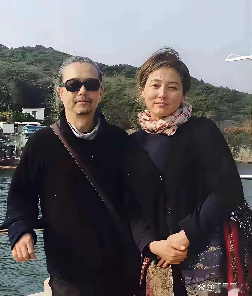 演员张延和丈夫的一张合影，她也老了，已不再是年轻时候的模样了