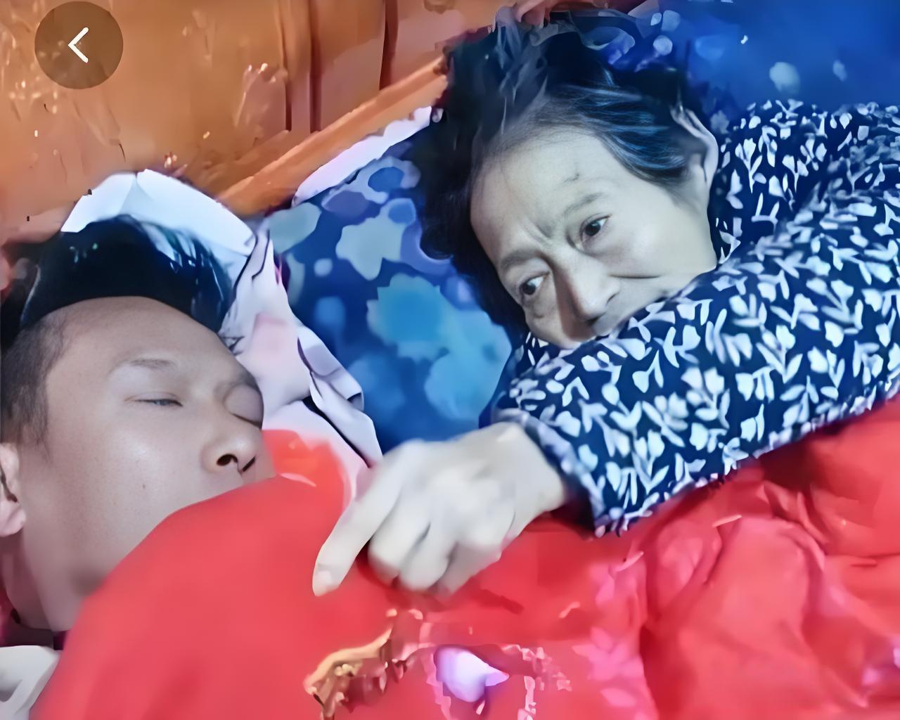 2023年，男子伺候病危的母亲，由于太疲倦睡着了，醒来时，发现母亲已经走了。回看