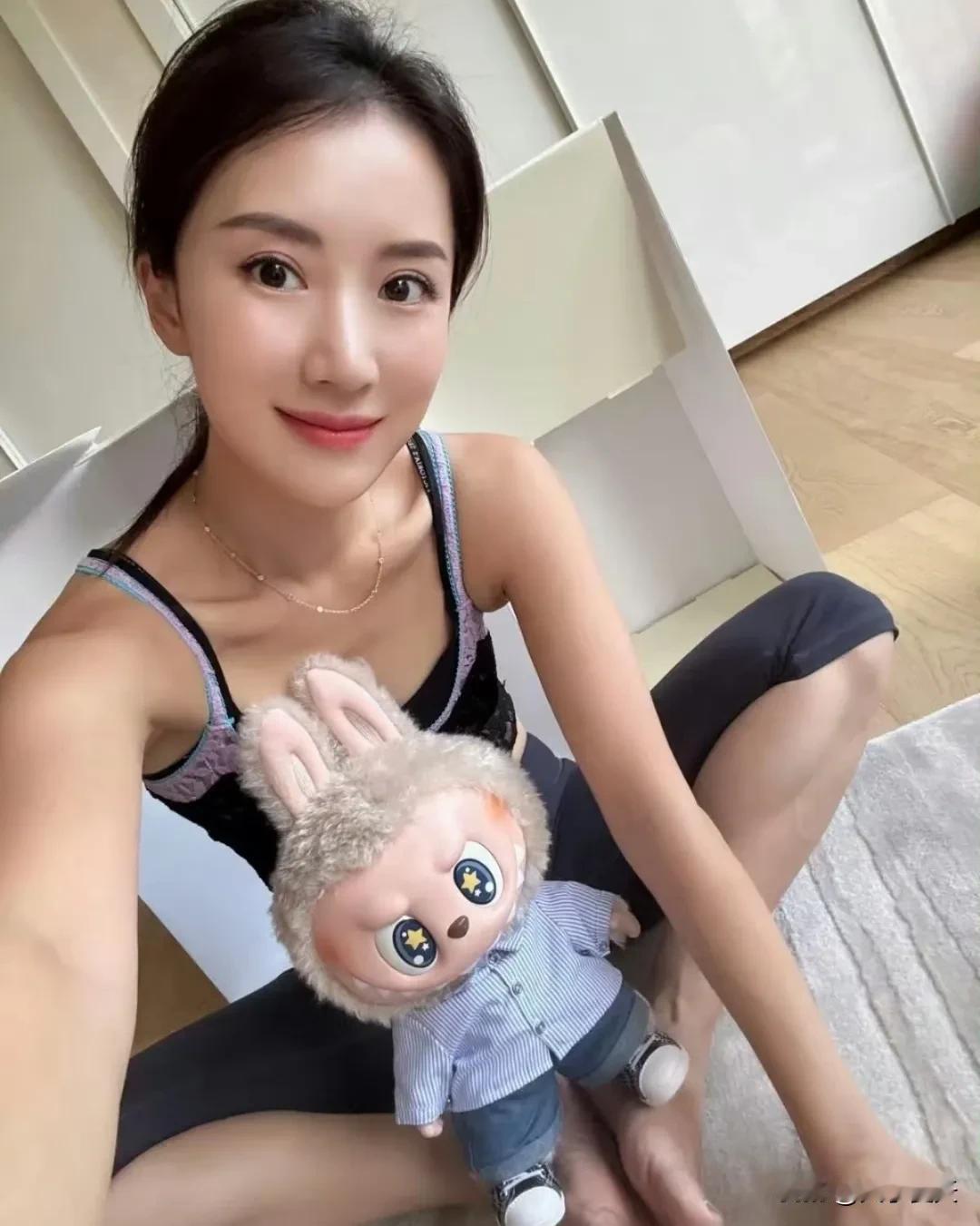 贵妇李念晒出她家的labubu，大的那只估计很贵。​