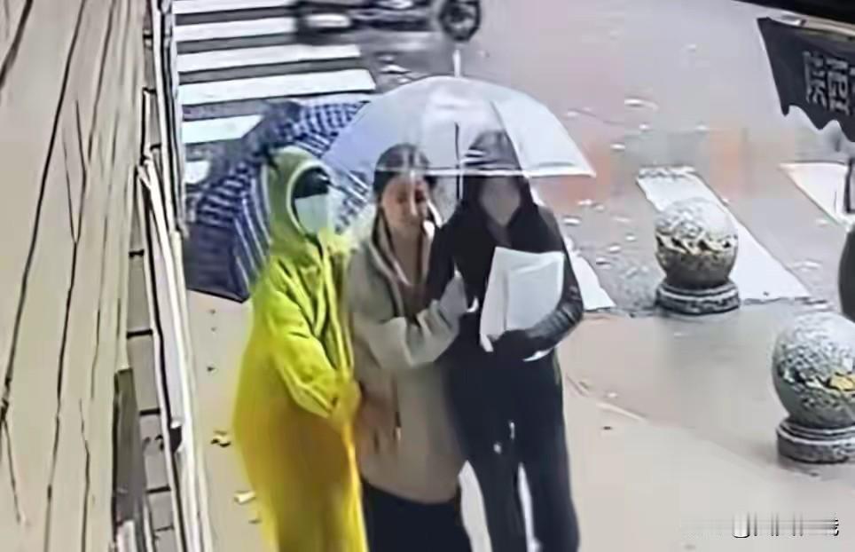 西安街头现小偷，尾随女子盗手机近日，在西安市莲湖区自强西路附近发生了一起令人