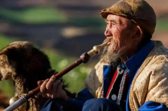 “中国长寿之王”龚来发，终身未娶活到133岁，可匪夷所思的是，他却有一个公认的“