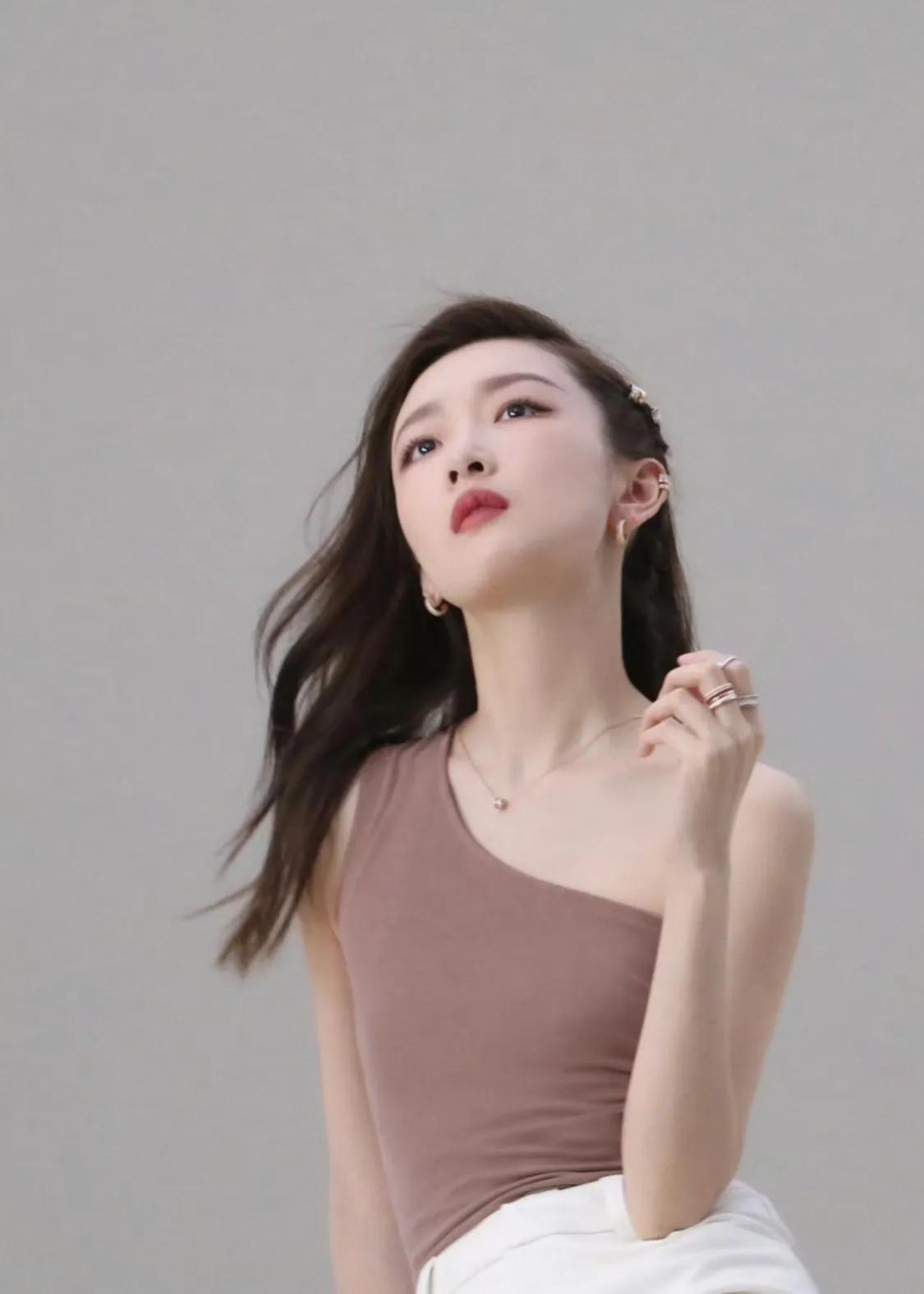 这个大概率是周冬雨的最美造型了，连她自己也很难超越了吧?