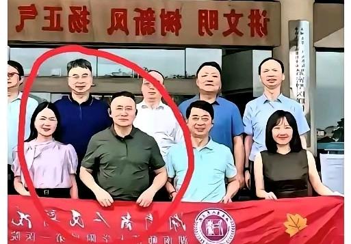 看看那个院长和曾医生的高光时刻。院长站在C位，曾医生紧紧挨着他，两个人非常的亲密