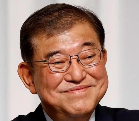 石破茂对着全日本抛出了一个足以震碎三观的问题：当年美国的国力是日本的10倍，为什