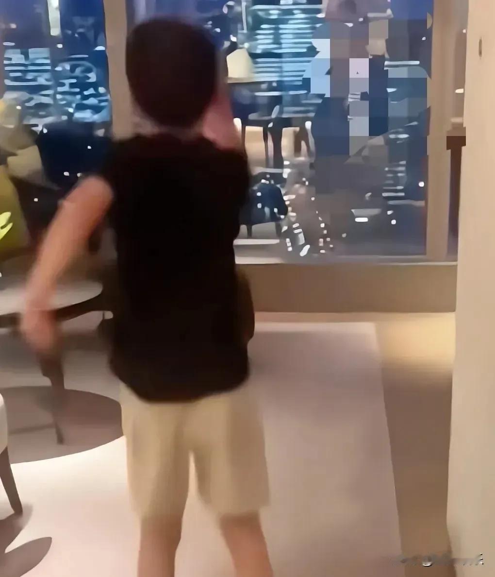 张兰这次湾湾之行比较低调，虽然嘴上说要给大家看孙子小霖霖的帅气照，但实际上她并没