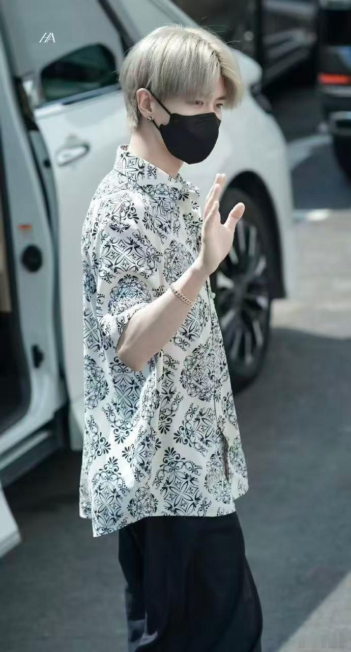 任嘉伦花衬衫上班路透任嘉伦花衬衫上班路透🈶，真的是非常的帅气啊，简直就是