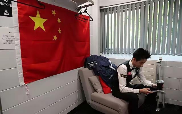 吴宜泽击败墨菲夺冠之后在他的休息、更衣室里看到的一幕…一面崭新的五星红旗在