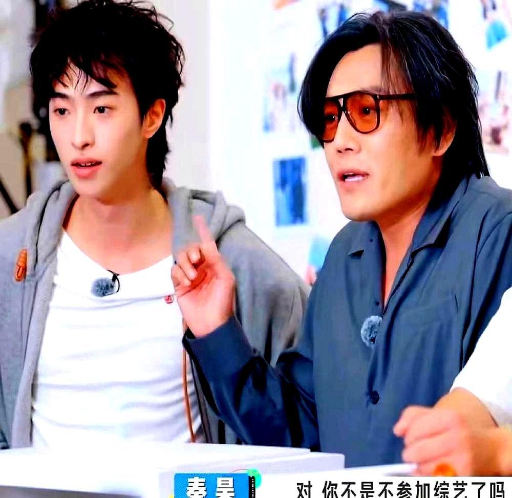 “因为你在，我才敢来。”18岁的哈利躲在桌下突然现身综艺，秦昊一把护住他脑袋拉出