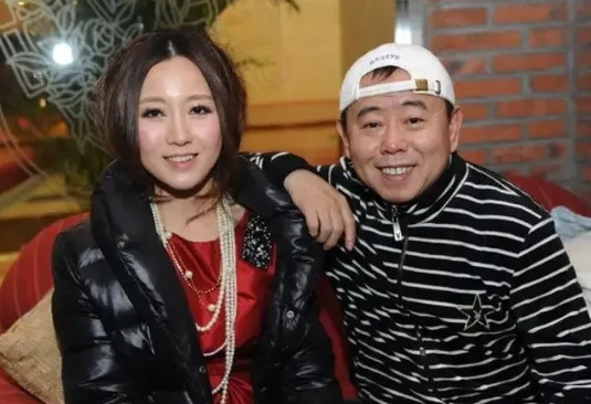 那年，潘长江对女儿说：“我现在赚的钱，你一辈子都花不完，你去学习金融管理吧，回来