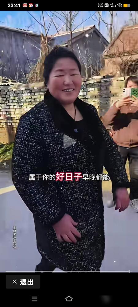 都说大衣嫂命好，可你知道她老公唱三首歌，18万现金就塞进口袋吗？这比很多人一年搬