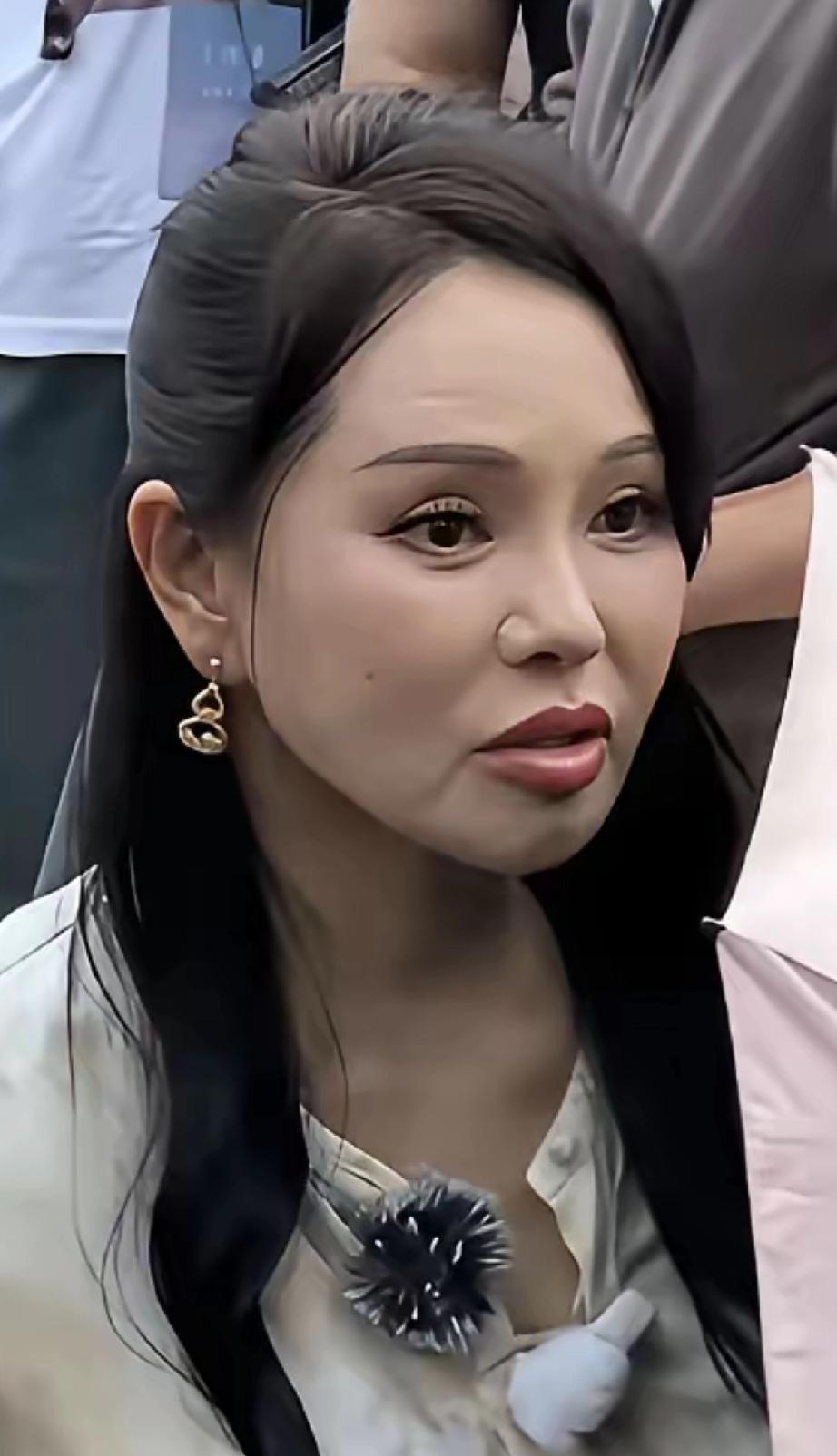 林青霞比伊能静大10多岁，两位都是活跃的才女艺人。伊能静却和自己的容貌过不去，