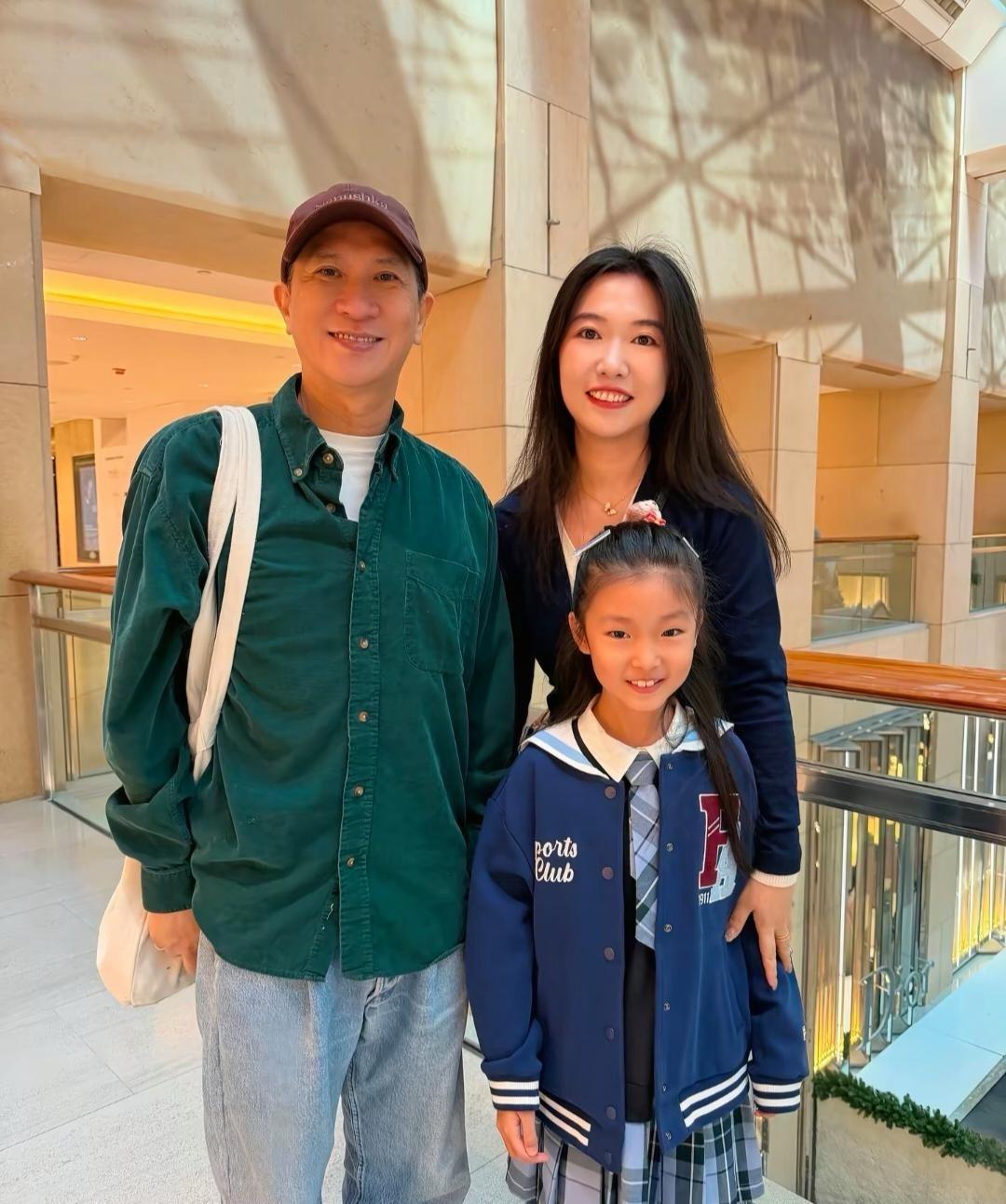 61岁张家辉在香港逛商场，他背着帆布包，打扮年轻时尚，虽然颜值一般，但身材维持得