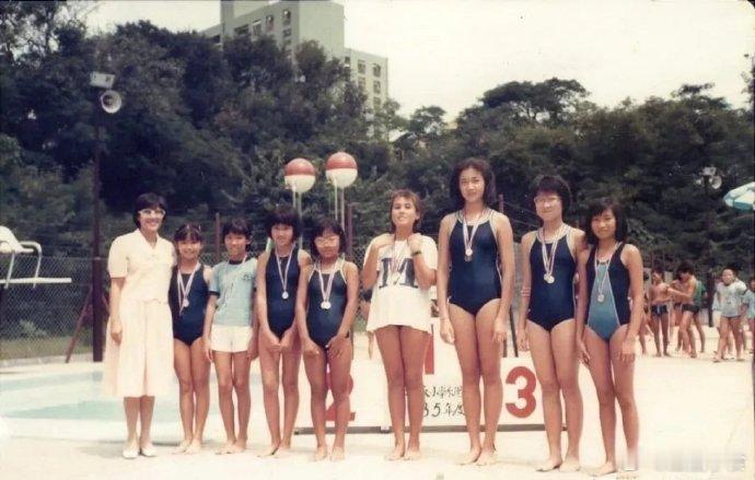 吴绮莉和小学同学合照！那年她才10岁，这大高个在人群中太惹眼了！！​​​​