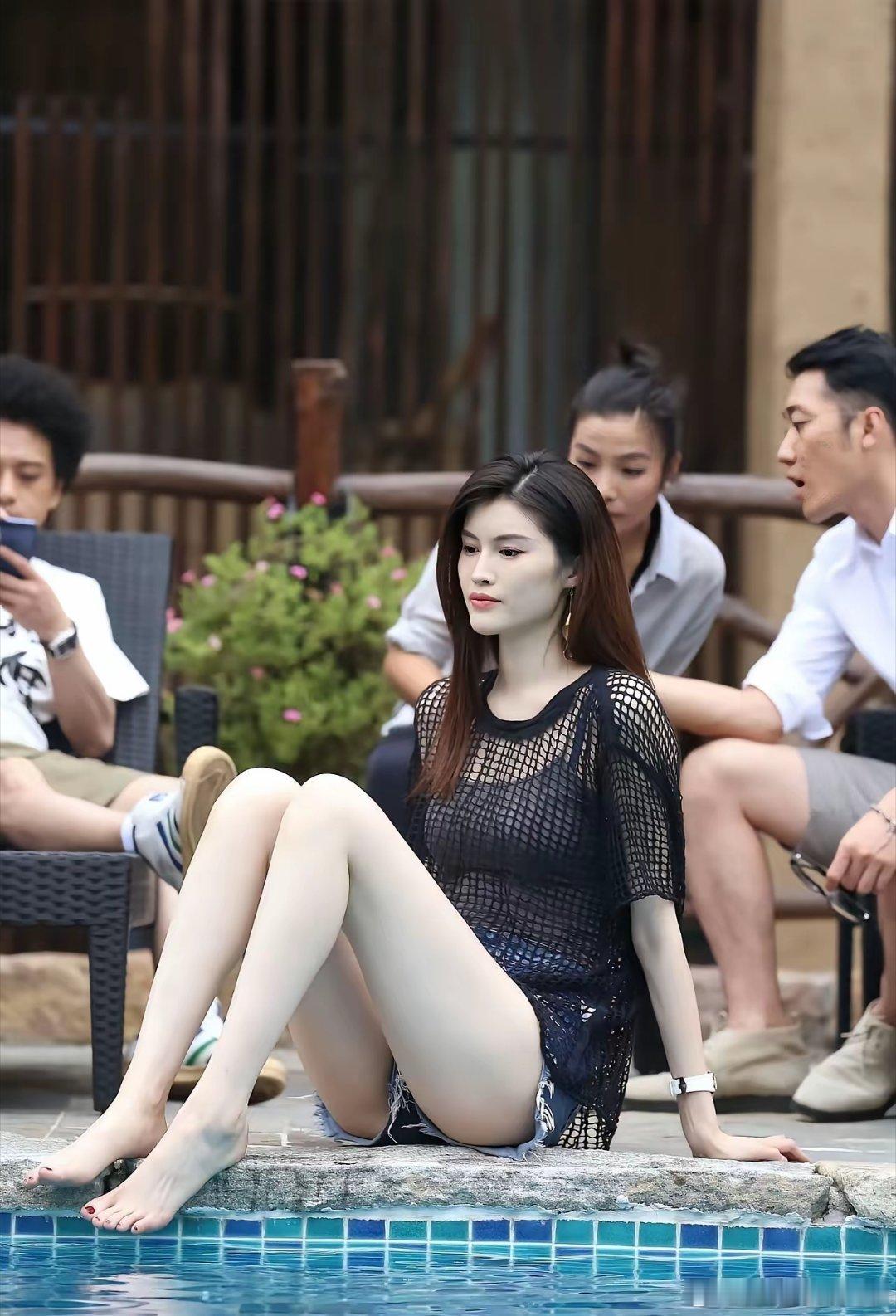 破案了！原来这才是何穗没参加vogue的原因，不是vogue没邀请她，而是她已经