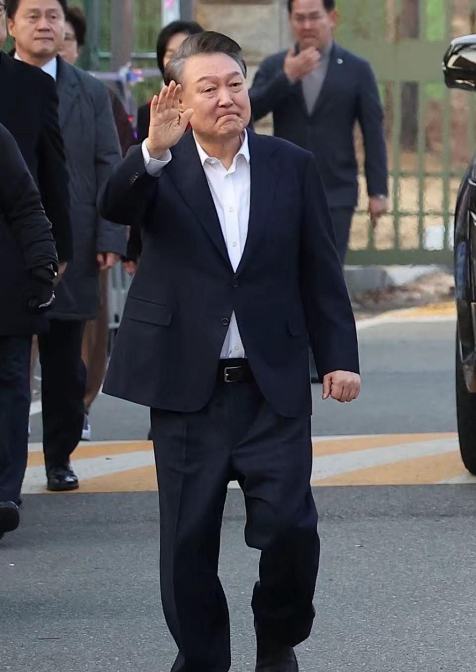 万万没想到啊！尹锡悦即便被逮捕了依然态度强硬。7月15日，多家韩国媒体在报道中披