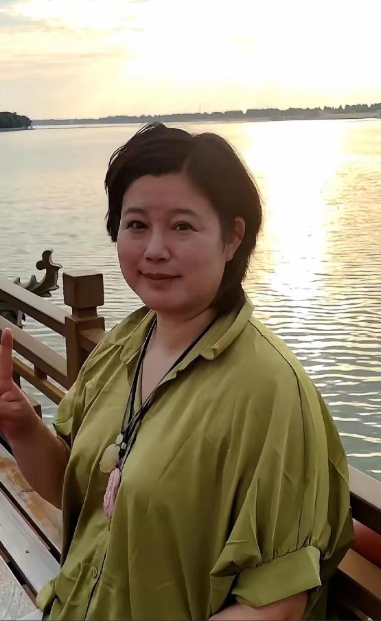 要是没人提醒，打死我也不敢信。眼前这个挤着眼睛、双下巴若隐若现的短发大姐，竟