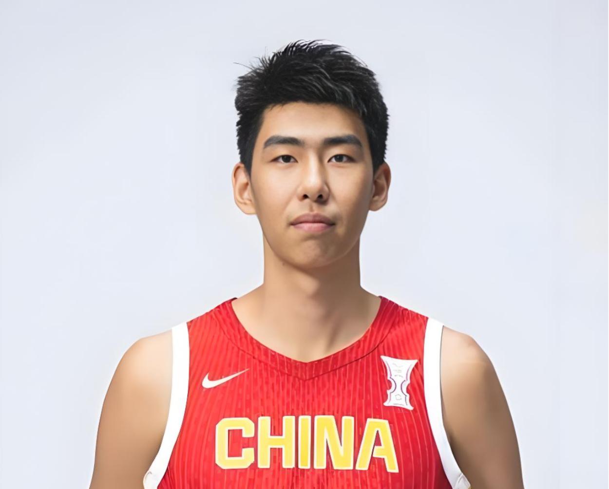 2米26徐昕，做出了一个重要的决定！自从加入广州队之后，徐昕似乎一夜之间，变得