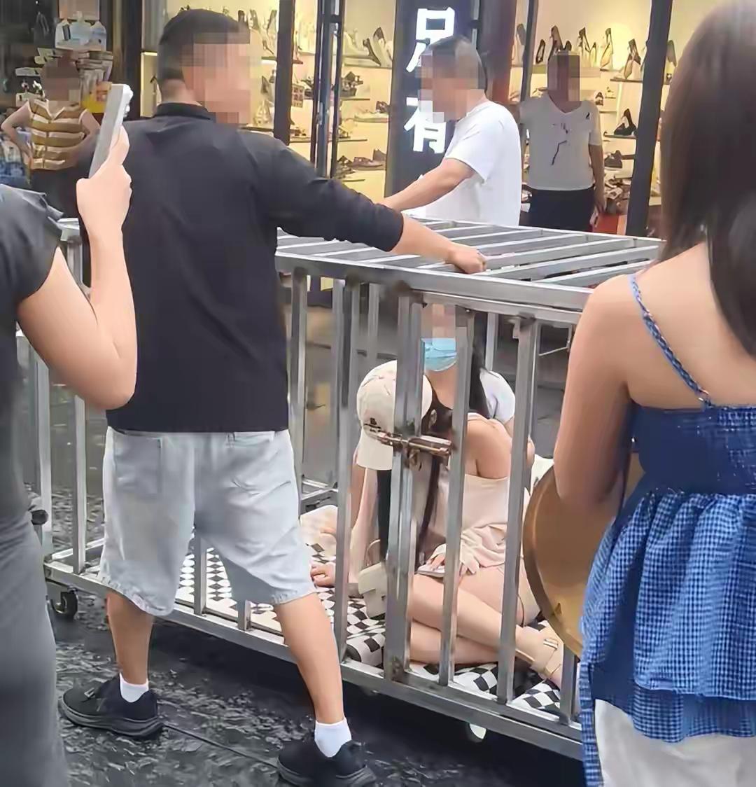 净网专项行动丨网传“两女子被关铁笼游街”实为博流量低俗摆拍，主犯被刑拘