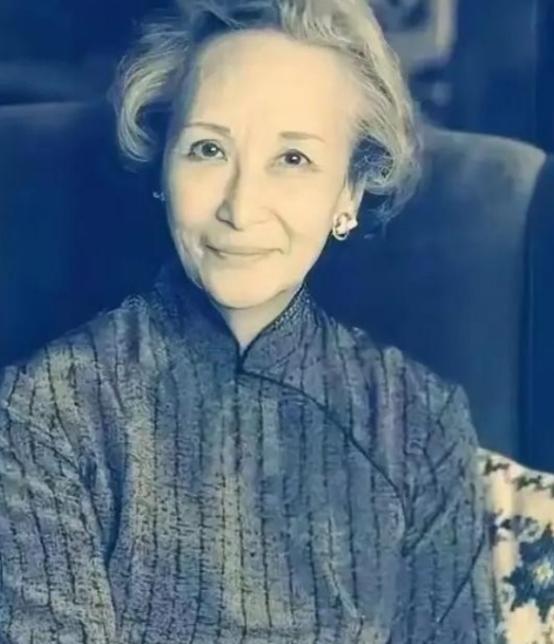 1973年，58岁的郑念拒绝出狱，她需要一个道歉。突然，暴跳如雷的监狱长，狠