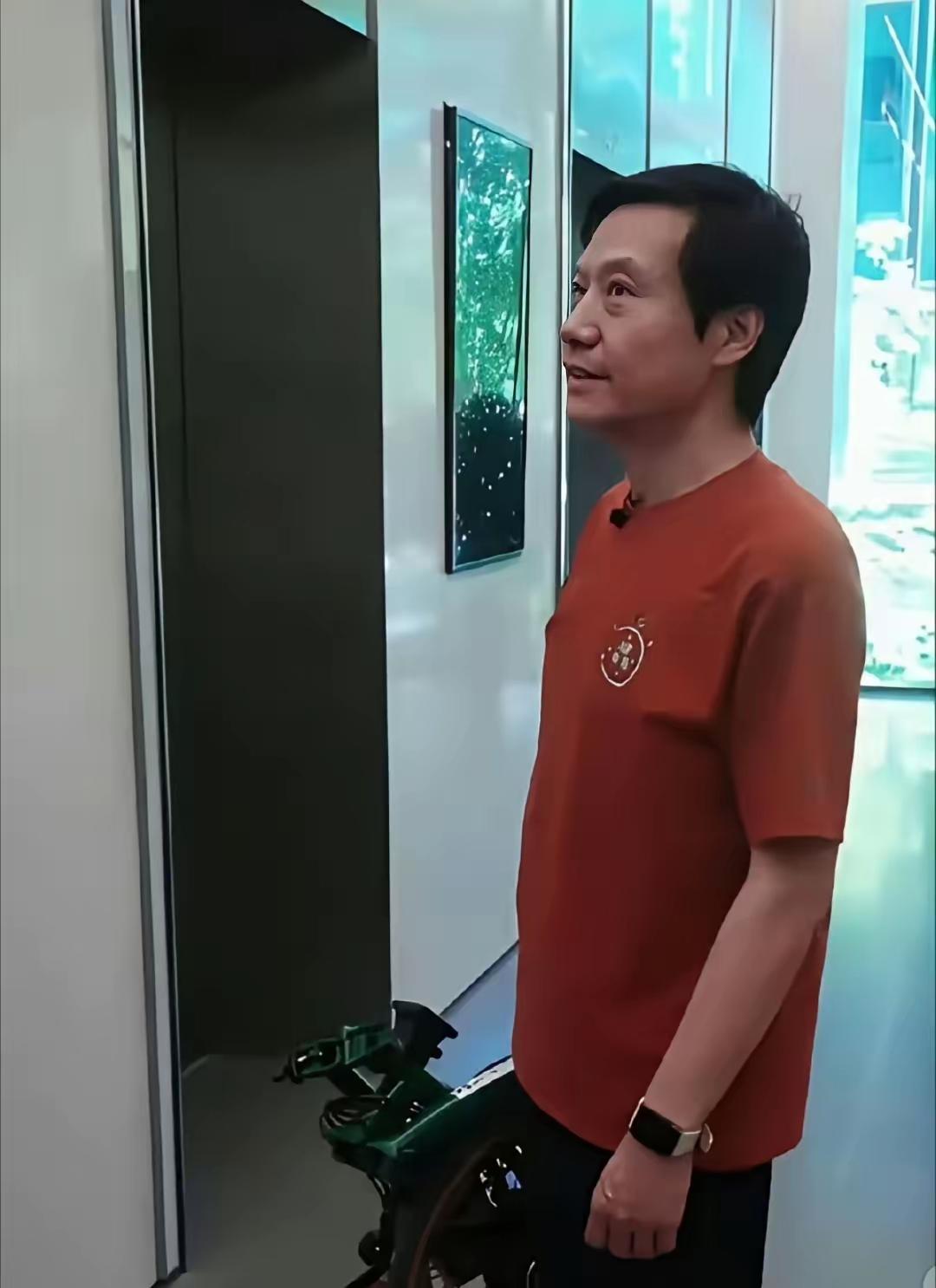 今天，我一个朋友去小米总部面试，恰巧在电梯口遇见了雷总，那个激动呀，看了雷军一眼