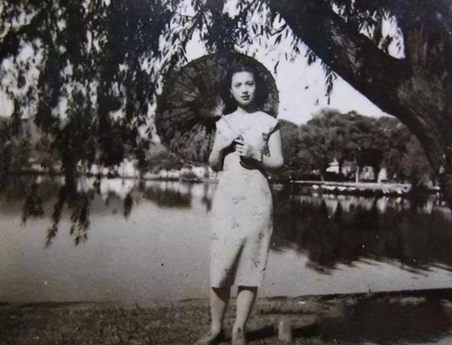 她是上海滩第一美人，有洁癖床单每日一换，晚年却在街头卖油条。她曾是上海滩的顶级名