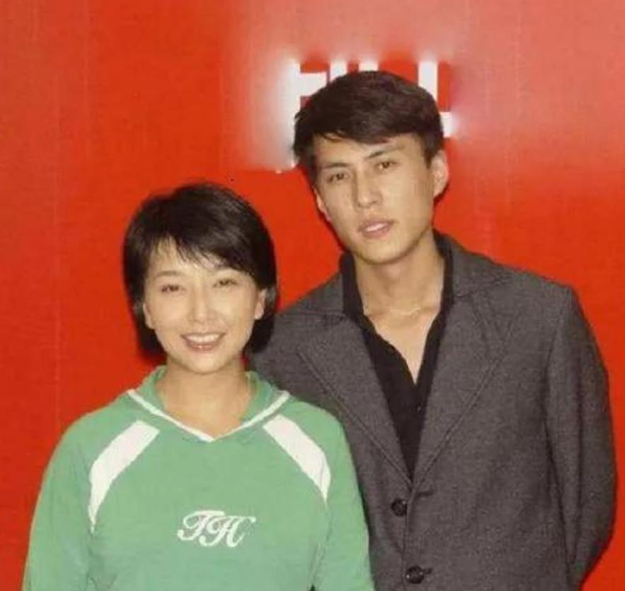 演员江珊说：“当年我跟高曙光离婚后，在工作时又遇到了小9岁的靳东，靳东他有次去昆