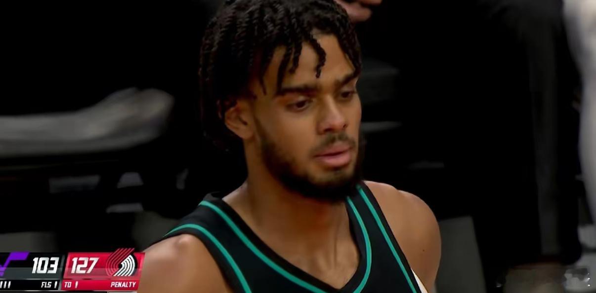 杨瀚森末节最后2分钟登场两次单打成功得4分，随后现场转播镜头给到斯普利特。说实话