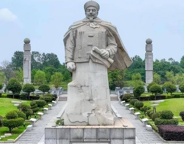 野史：左宗棠收复新疆之后，慈禧太后在宫里悄悄召见他，劈头就问：“花了三千万两白银