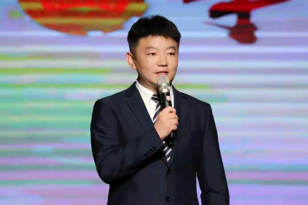 陈嘉伟开会时突然晕倒，不幸离世，年仅36岁，留下3个孩子今年2月，多篇追忆甘