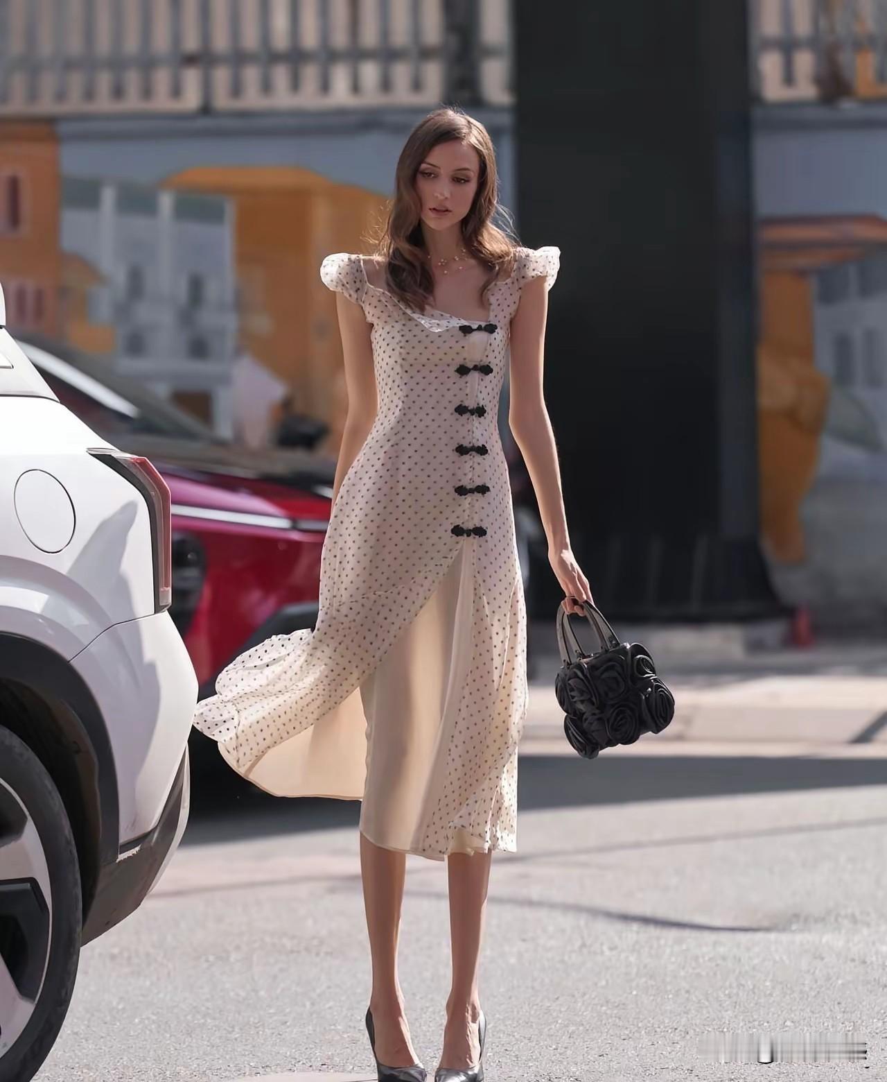 现在看到这些所谓的美女，没有了以前的感觉，以前对她们很赞赏，觉得她们自由自在，活