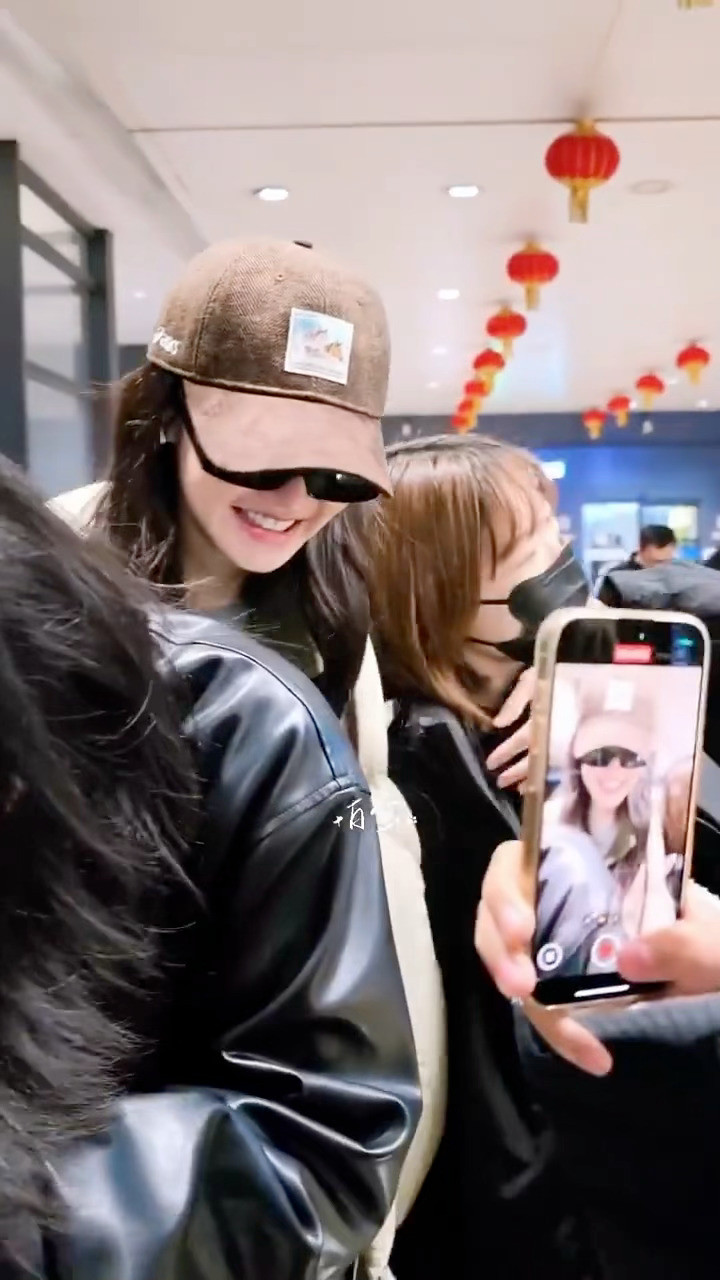 张艺凡又怎么了我的大小姐好喜欢张艺凡和工作人员之间的相处模式，完全没有一点偶像包