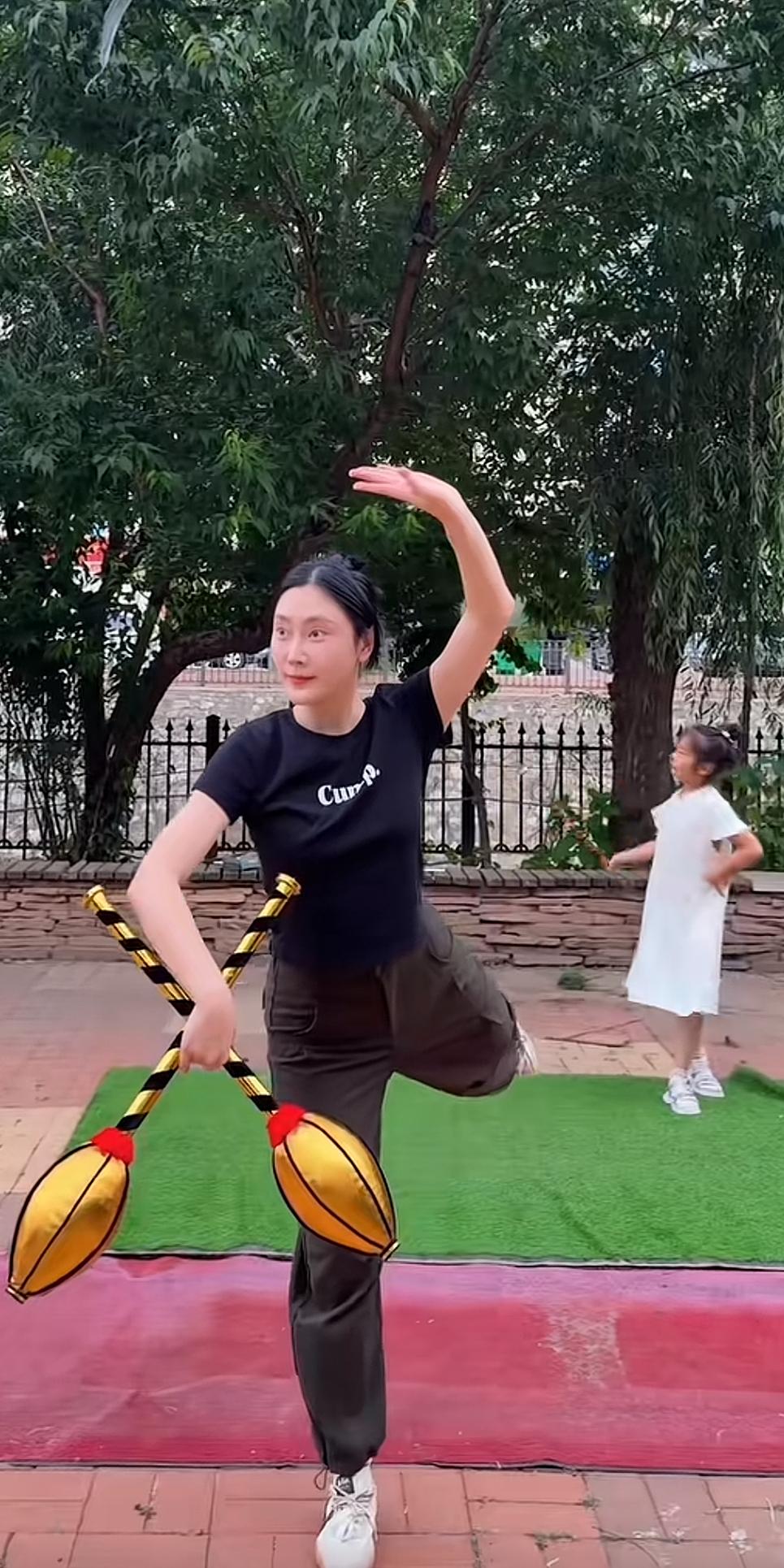 胡嘉博耍双锤，却被身后小女孩抢镜，大姑姐陶俊懂弟妹被回不愧一家人！德云社胡嘉博晒