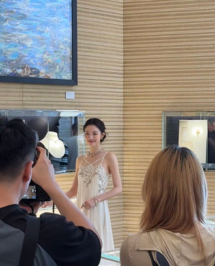 钟楚曦被光镀了的神女啊啊啊疯狂存图！钟姐这美貌太顶了，清凉解暑，看一眼能凉快十