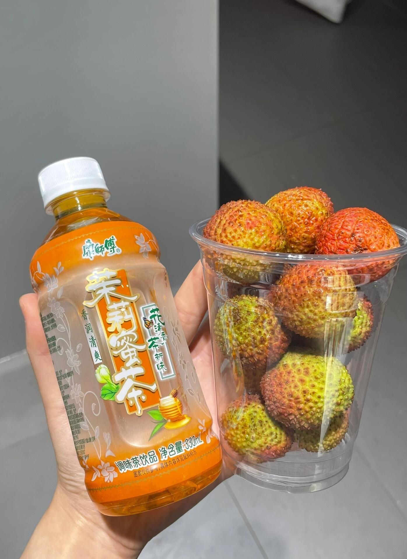这个荔枝冰茉莉真的太好喝啦！放点冰块一起，冰冰爽爽的超级解腻！喝完嘴巴...