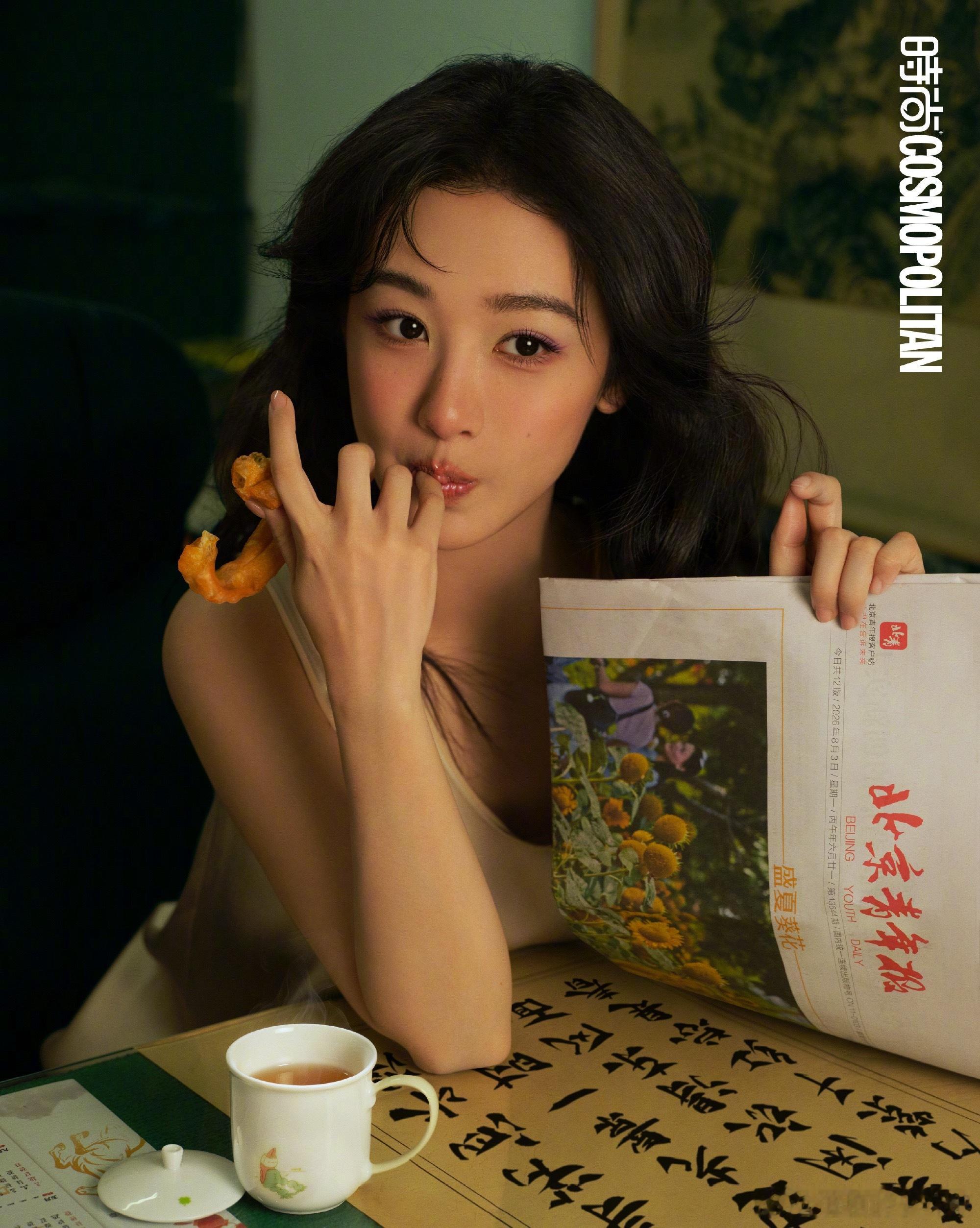时尚cosmo🧣背景图用了杨紫的金九，看来很满意这张​​​