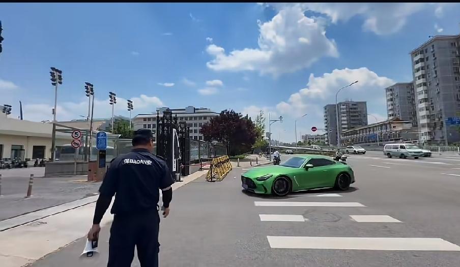蓝天白云绿车，我们王队开着他的显眼包绿色车上训下训。王队这车亮眼，好辨认，