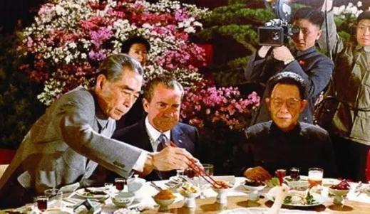 1972年，周总理请尼克松吃饭，尼克松吃到一块非常美味的鸡肉，翻译不知道怎么说“