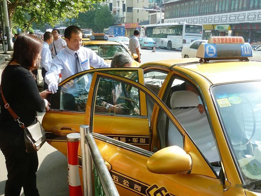 早高峰司机含泪赶客乘客反应获千万人点赞原因曝光全网破防了早高峰的网