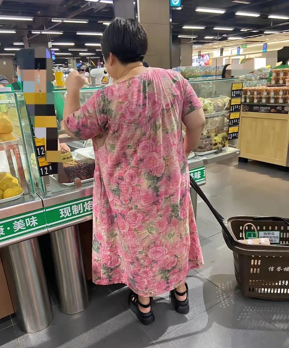 哈哈，这裙子，感觉就像一张行走的花被单。超市里，偶遇一位肥硕的大妈，虽然她穿了