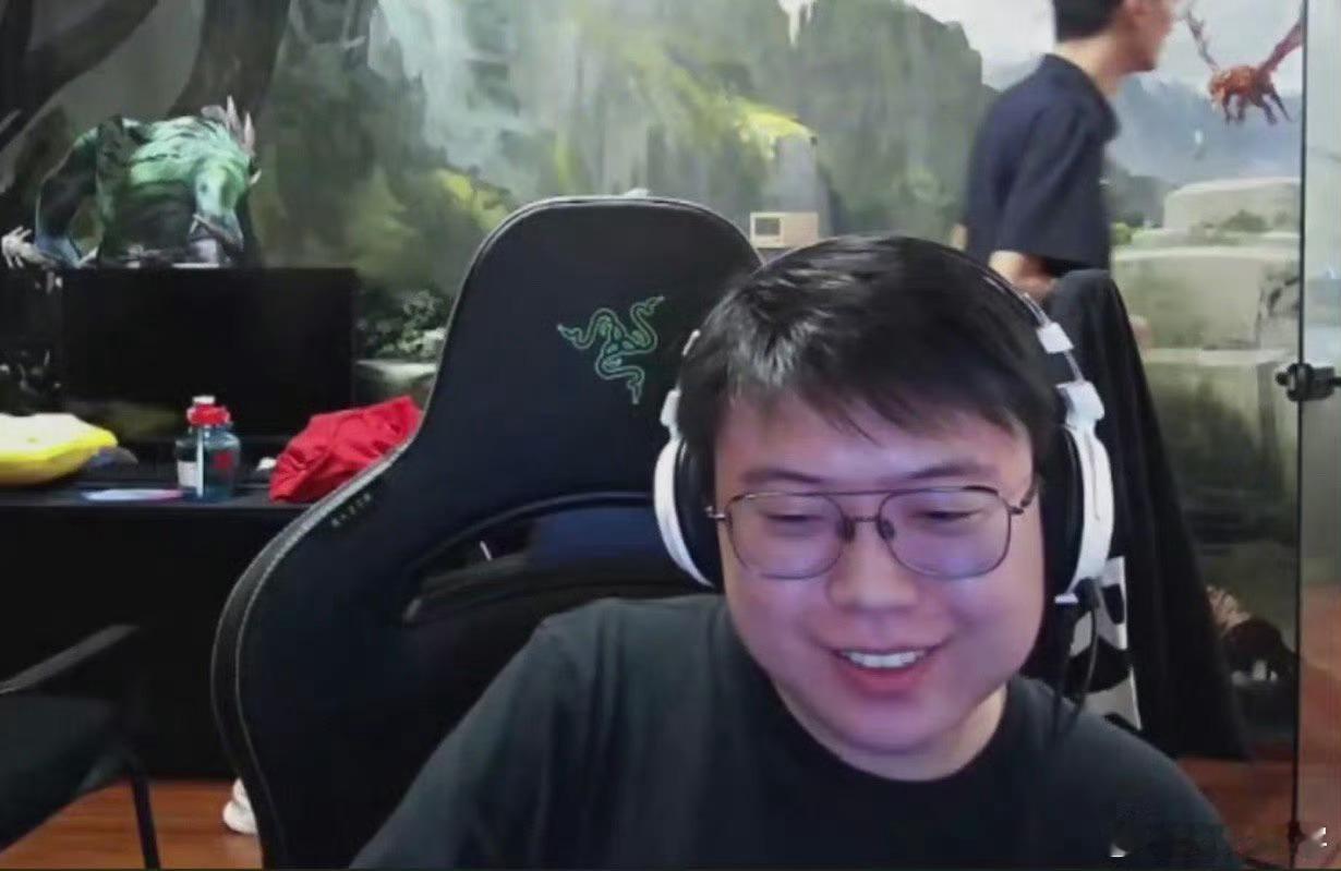 查理斯：原来卖粉丝饰品这种事你也干了，给B神道个歉吧（弹幕）我也没有说过不能卖粉