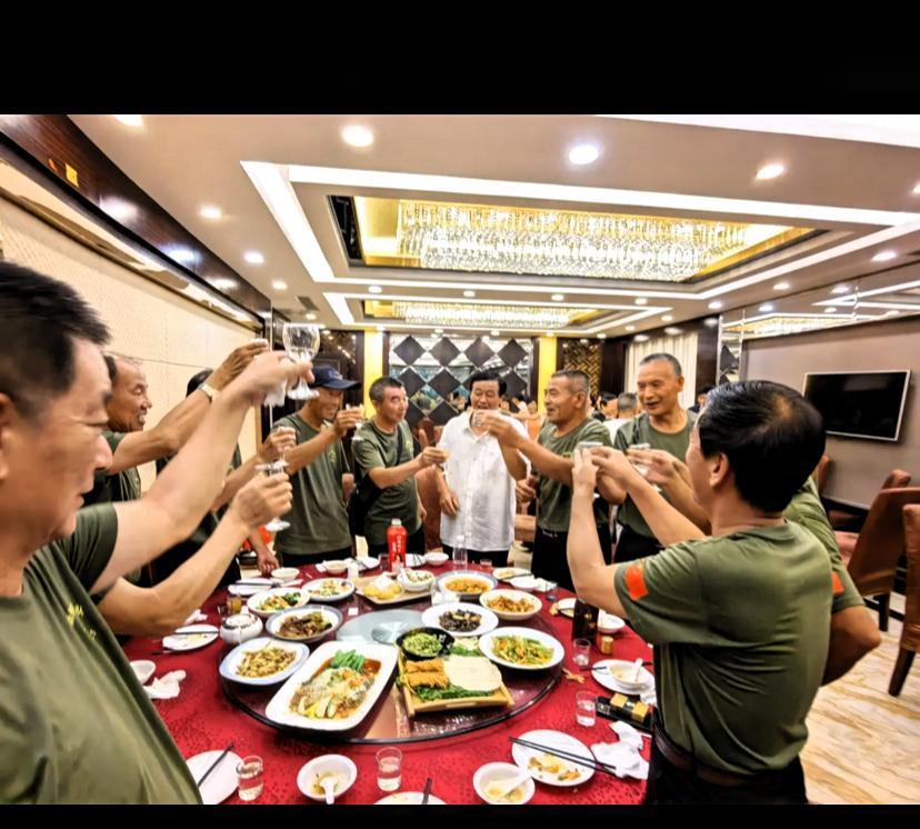八一节，又是战友聚会季。我曾参加过几次，费用统一标准，300，500的，这种形式