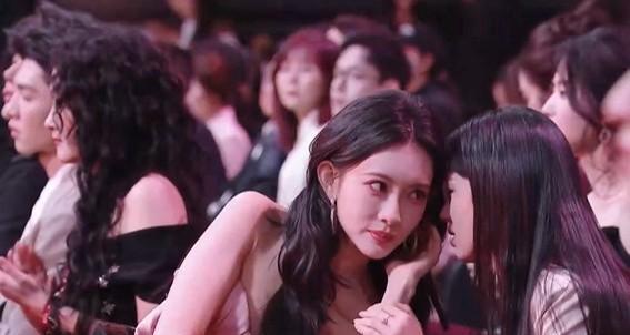 笑不活了！孟姐花了七八个小时搞的“艳压”战袍，结果一扭头把身边的顶流小花周也认