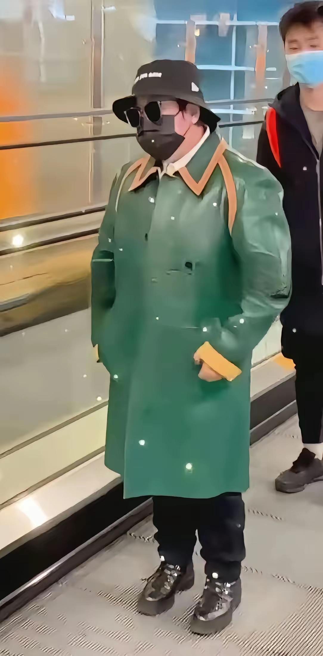 大善人往日满身贵气，如今终于学会低调了。曾经出行，名表、大金链子样样配齐，