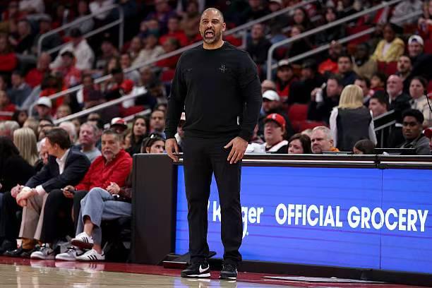 我一直说卡佩拉的签约毫无意义，浪费薪资空间，浪费一个名额，还导致了被第一土豪线硬