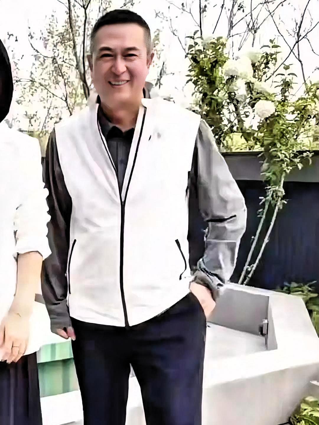 56岁张嘉益西安豪宅庆生，染黑发年轻10岁，可他的腰还是直不起来4月8日，张