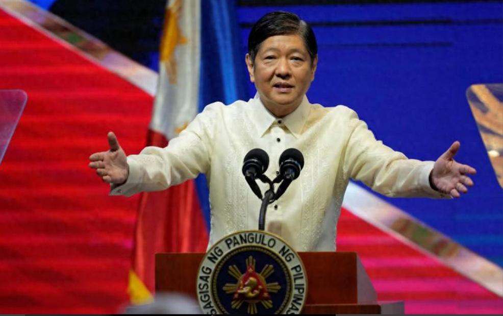 自从中国停止进口菲律宾香蕉，菲律宾香蕉协会的负责人愤怒地表示：“中国断了30万蕉